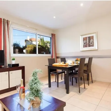 Centre A 5 Mn A Pied Du Palais Et Plages Appartement *